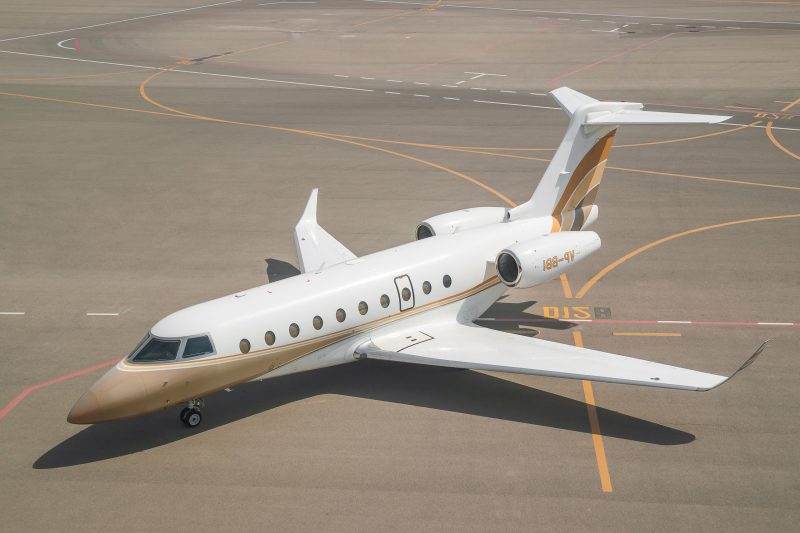 Условия естественного освещения также являются важной частью успешной фотосессии  самолета. Я рекомендую запланировать сеанс либо очень ранним утром, либо поздним вечером, так как эти два периода времени обеспечивают наилучшие условия освещения для самолета. Вам следует по возможности избегать съемки самолета снаружи с 10:00 до 15:00 из-за плохого угла наклона солнца для освещения вашего самолета