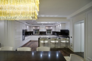 Кухня в загородном доме, съемка при электрическом освещении