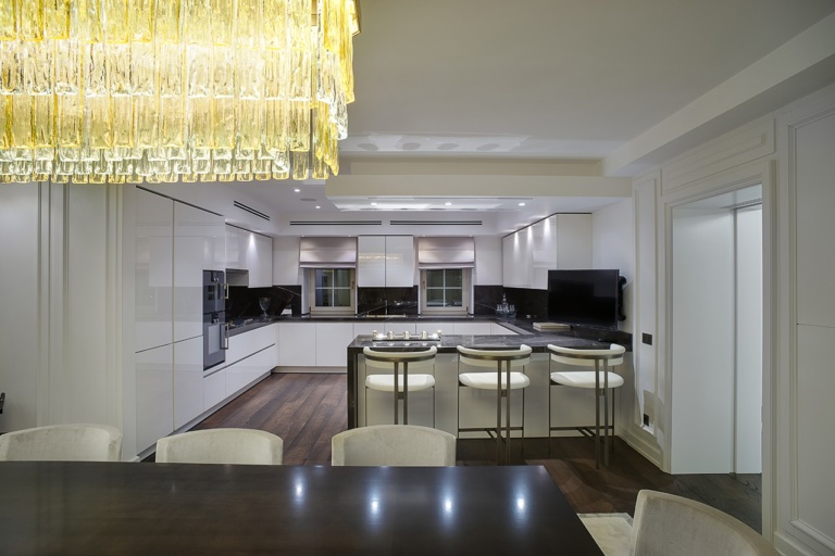 Можно ли фотографировать интерьеры с рук как на телефон — вообще неудобно. Но для эскизов и скаутинга есть свой метод, и он не требует штатива