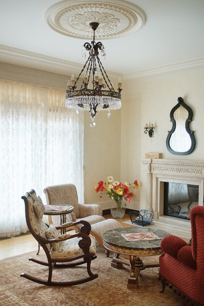 Кресла у камина в интерьере гостиной