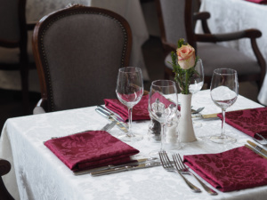 Сервированный стол и посадочное место в ресторане