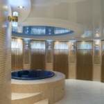 Тенденция в том, что покупатели ожидают определенного качества фотографий, а продавцам требуются уже не просто "хорошие фотографии", а наилучший визуальный инструмент, который способен остановить бесконечный листинг.